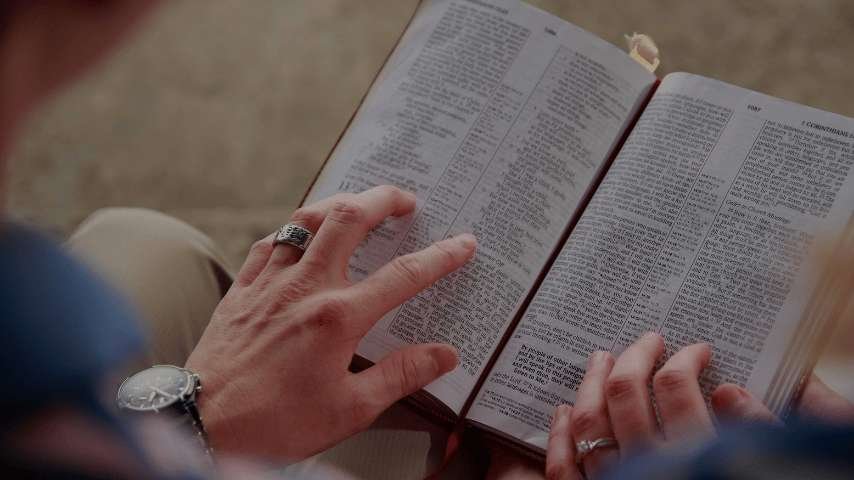 Devocional: Toda a escritura é divinamente inspirada e proveitosa para ensinar, para redarguir, para corrigir, para instruir em justiça. (2 Timóteo 3:16)