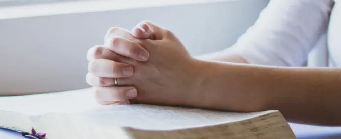 Estudo-Biblico-A-Luz-de-Deus-e-a-Comunhao-com-Ele-1-Joao-1-5-7.webp