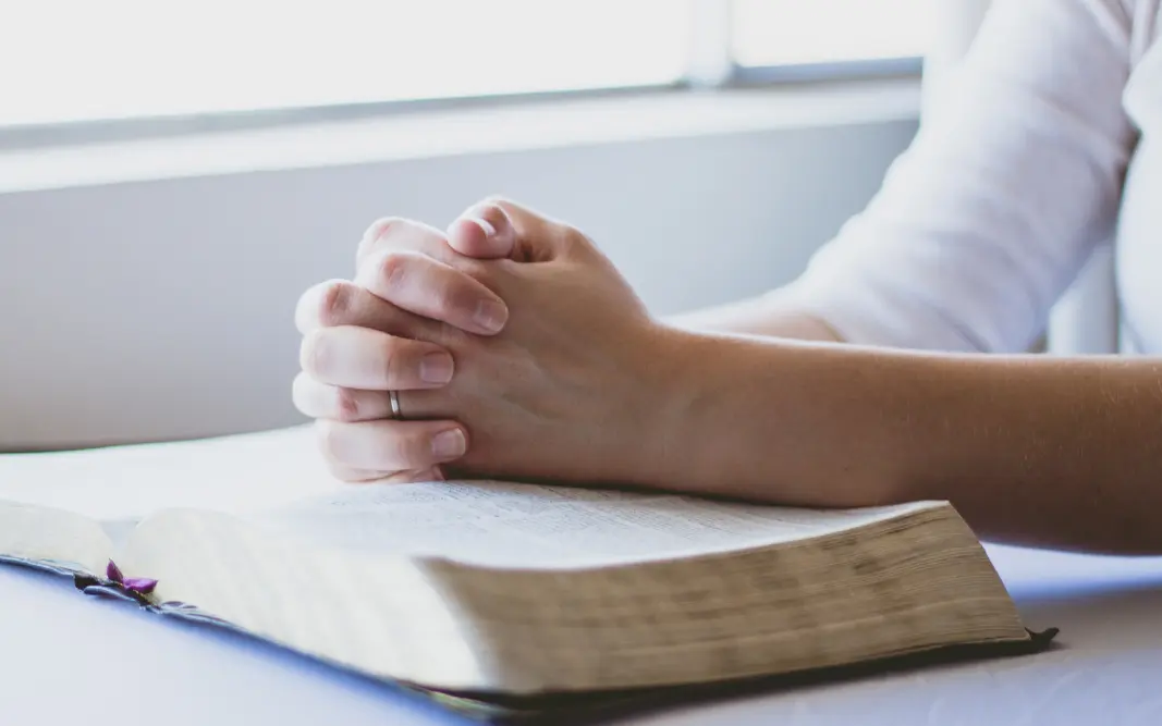 Estudo-Biblico-A-Luz-de-Deus-e-a-Comunhao-com-Ele-1-Joao-1-5-7.webp