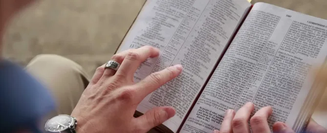 Estudo-Biblico-sobre-1-Joao-2-3-6-Conhecendo-a-Deus-pelo-Cumprimento-dos-Seus-Mandamentos.webp