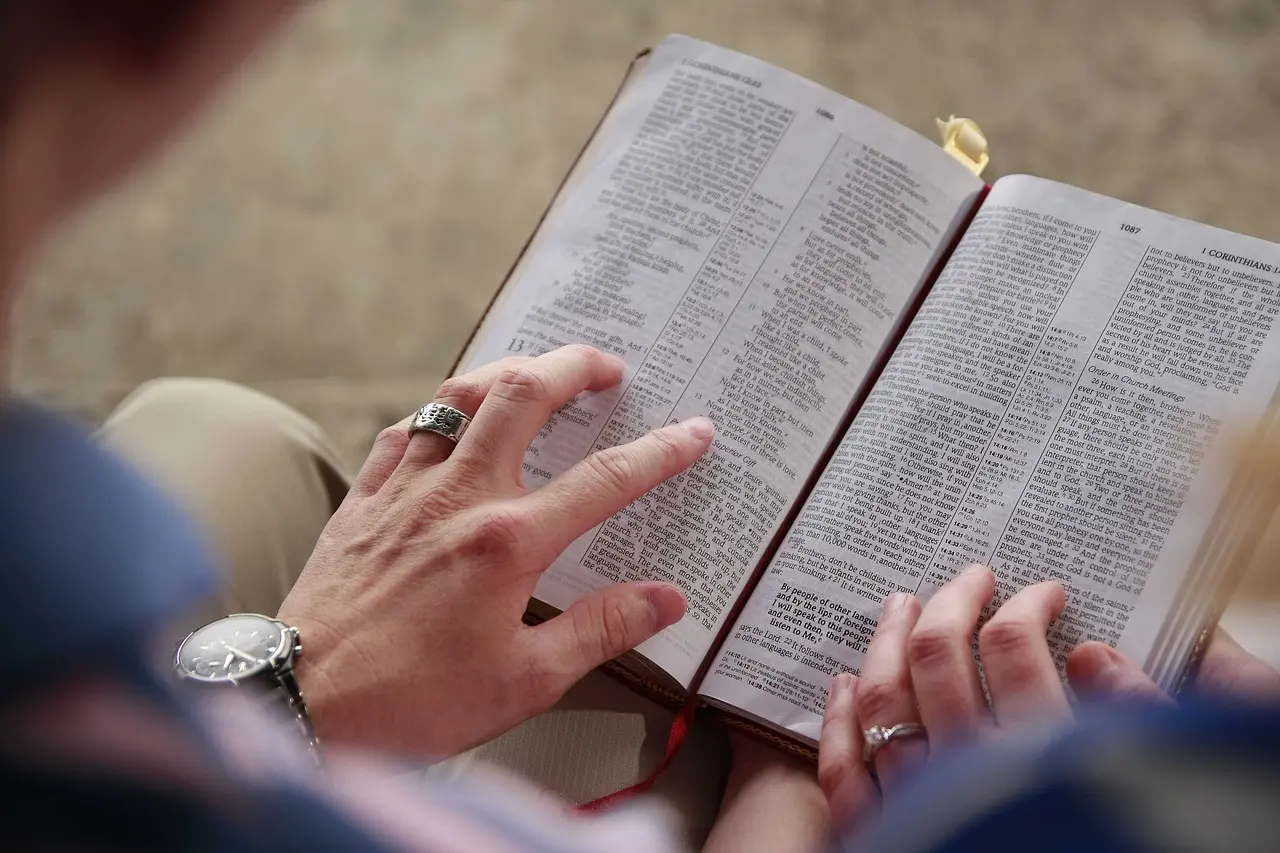 Estudo-Biblico-sobre-1-Joao-2-3-6-Conhecendo-a-Deus-pelo-Cumprimento-dos-Seus-Mandamentos.webp